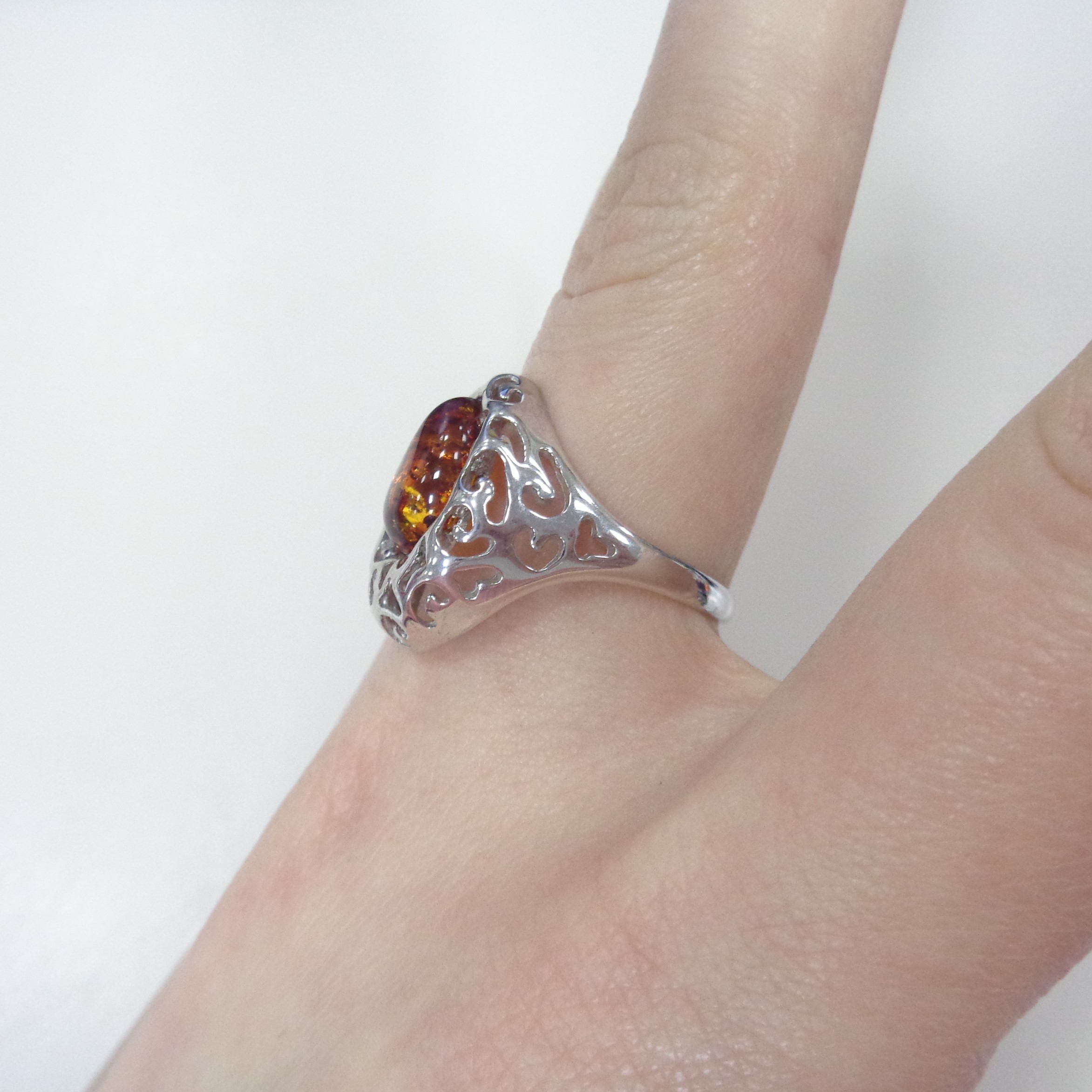 Серебряное кольцо с янтарем